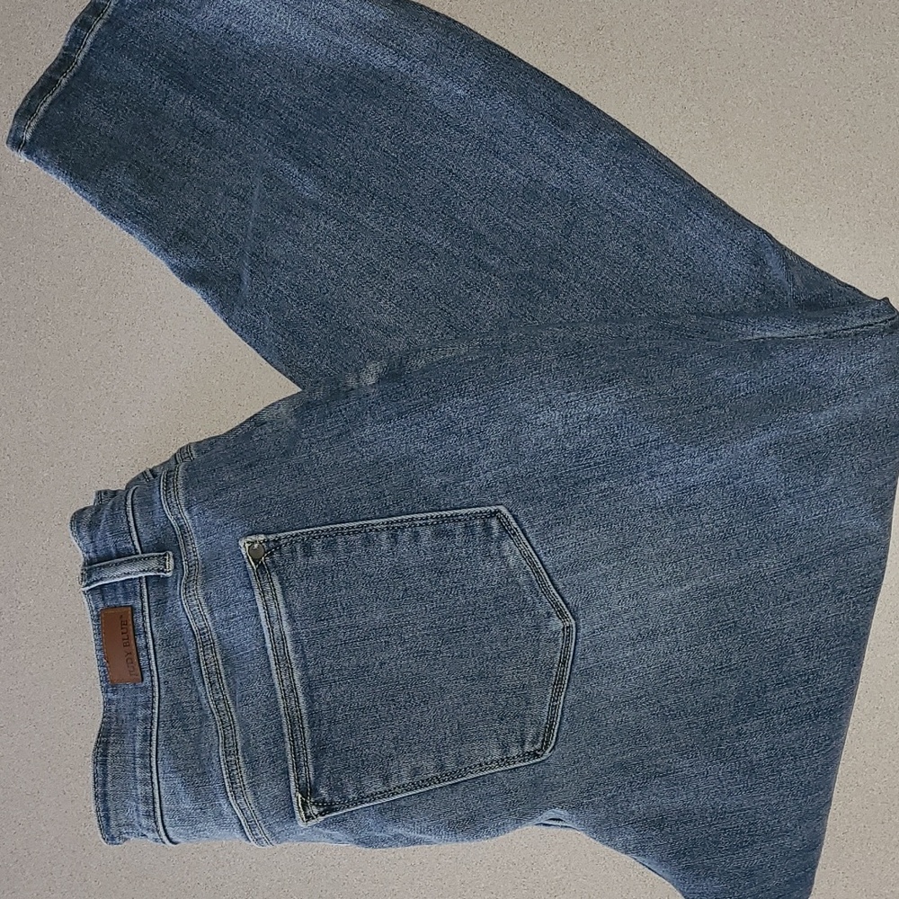 Judy blue boyfriend fit capri.  Size 14w.  Inseam is 28.
